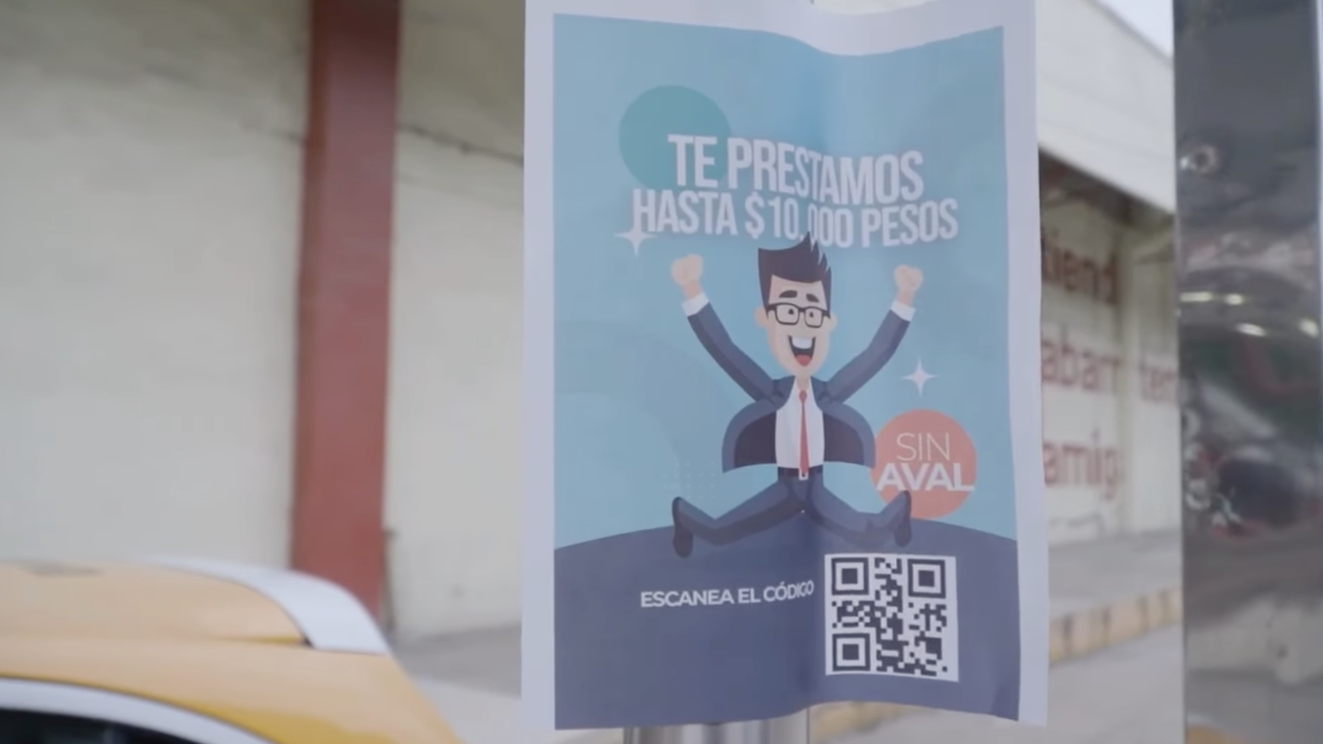 cartel de préstamo con código QR en vía pública de Tuxtla